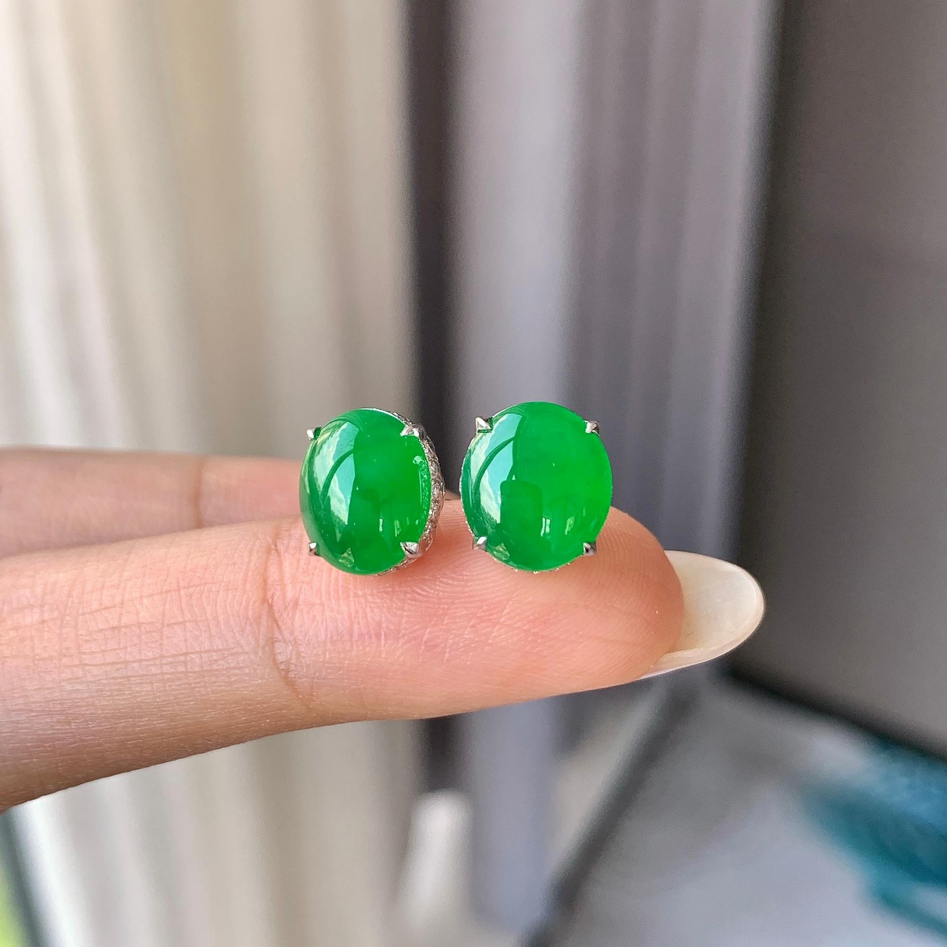 18k金冰种满绿蛋面耳钉 商品编号：yc245040